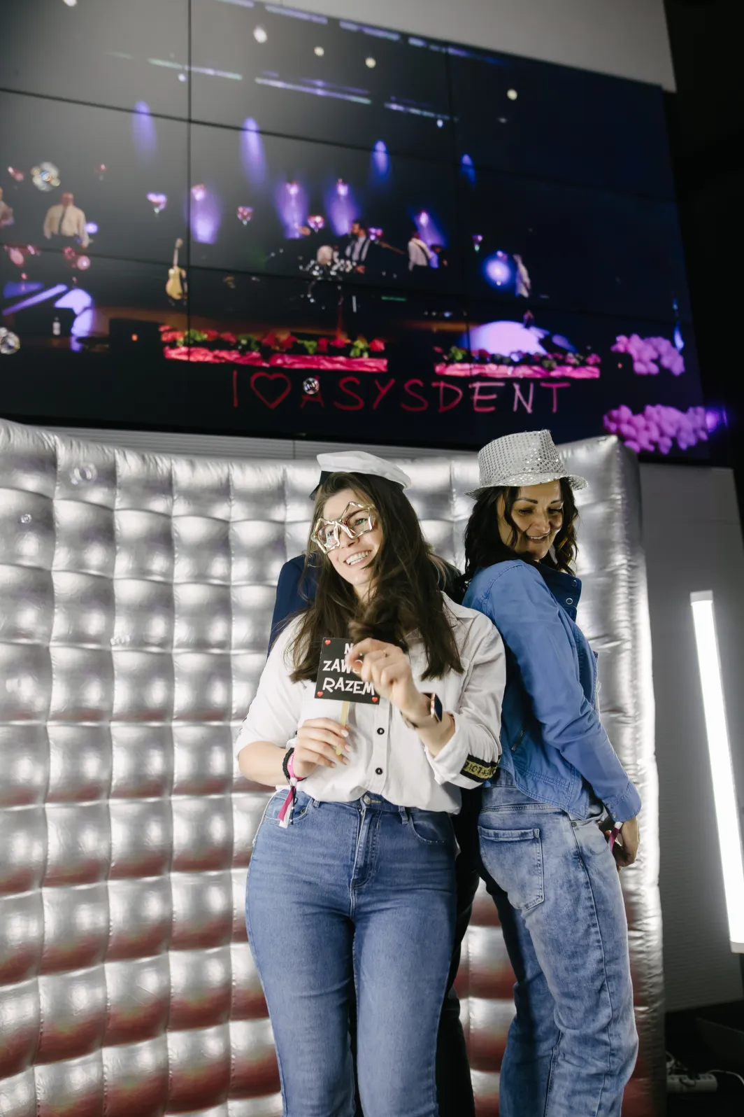 stojąca kobieta przed salą